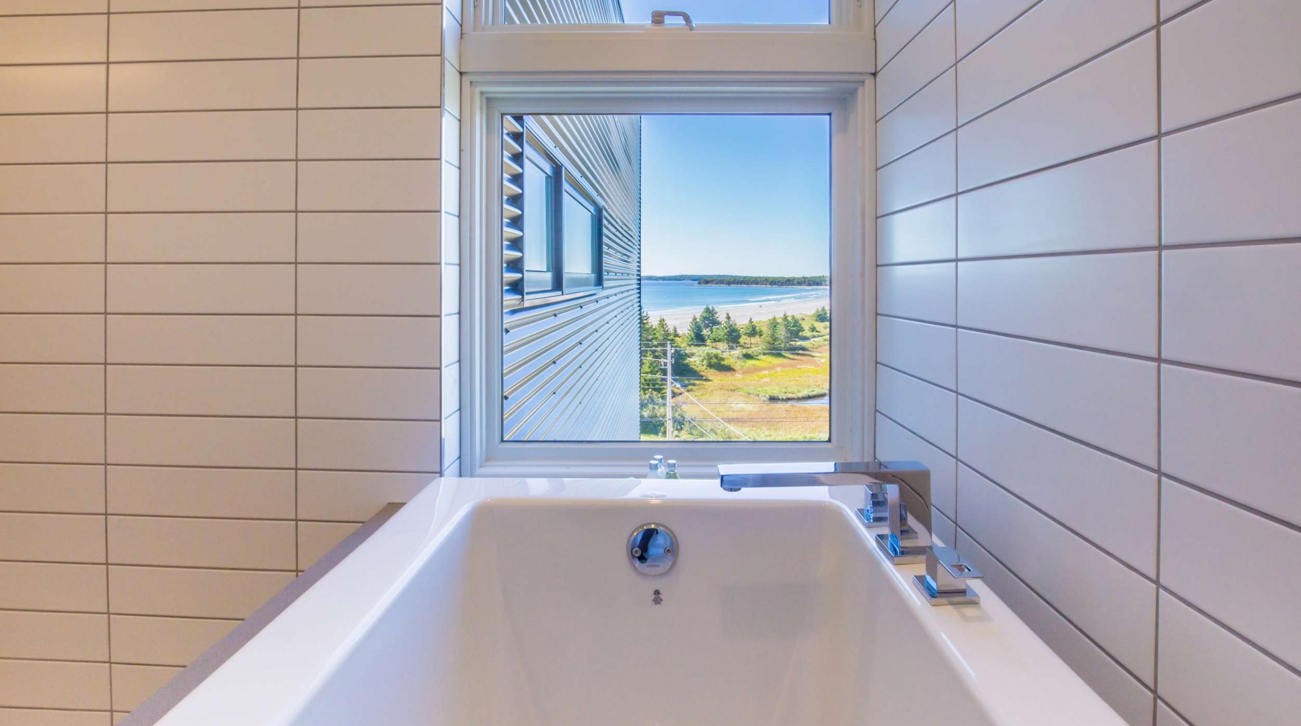 QuarterDeck Beach Lofts Summerville Beach Tub View